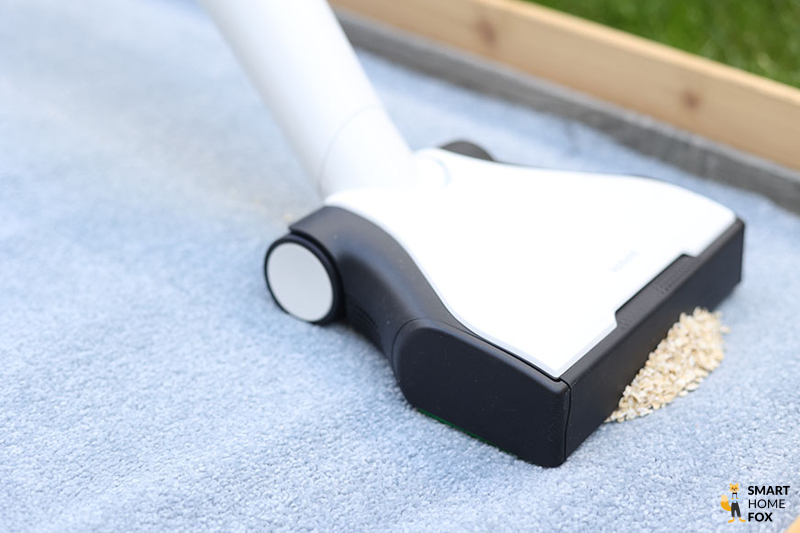 Reinigungstest des langen Teppichs von Haferflocken